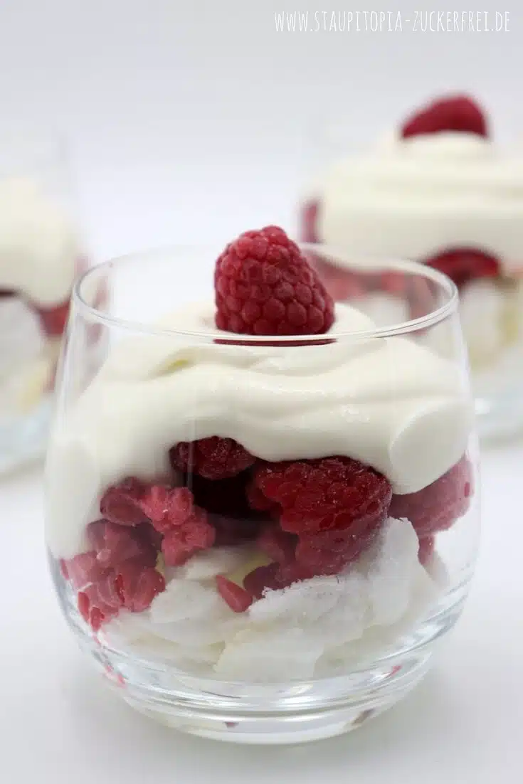 Einfaches Low Carb Dessert mit Quark, Himbeeren und Baiser im Glas.