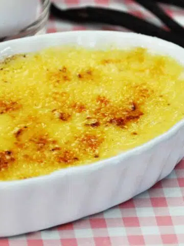 Kann man eine Creme Brulée ohne Zucker selber machen? Ja, man kann! Und mit diesem Rezept kannst du sogar eine richtige Karamell-Schicht auf das köstliche Low Carb Dessert zaubern.