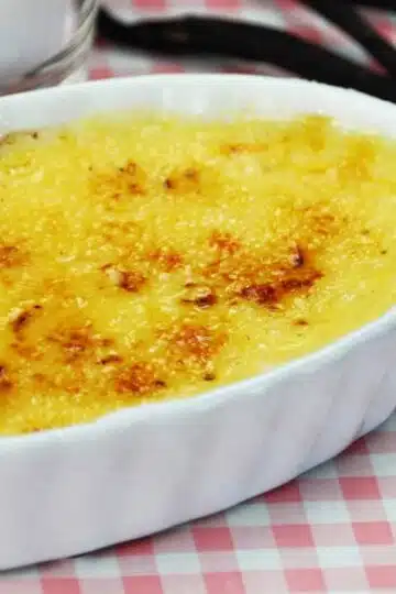 Kann man eine Creme Brulée ohne Zucker selber machen? Ja, man kann! Und mit diesem Rezept kannst du sogar eine richtige Karamell-Schicht auf das köstliche Low Carb Dessert zaubern.