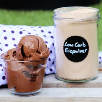 Mit diesem Low Carb Eispulver Rezept kannst du ein super schnelles Low Carb Schokoeis ganz einfach selber machen