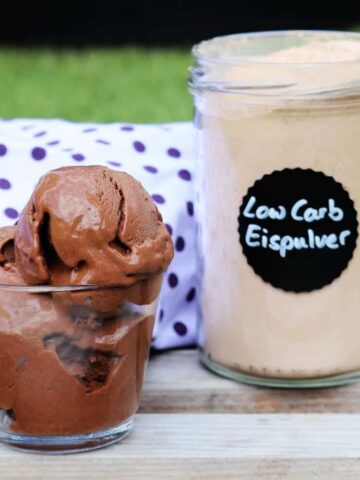 Mit diesem Low Carb Eispulver Rezept kannst du ein super schnelles Low Carb Schokoeis ganz einfach selber machen