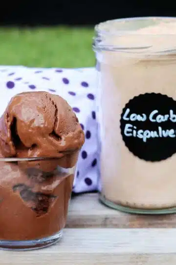 Mit diesem Low Carb Eispulver Rezept kannst du ein super schnelles Low Carb Schokoeis ganz einfach selber machen