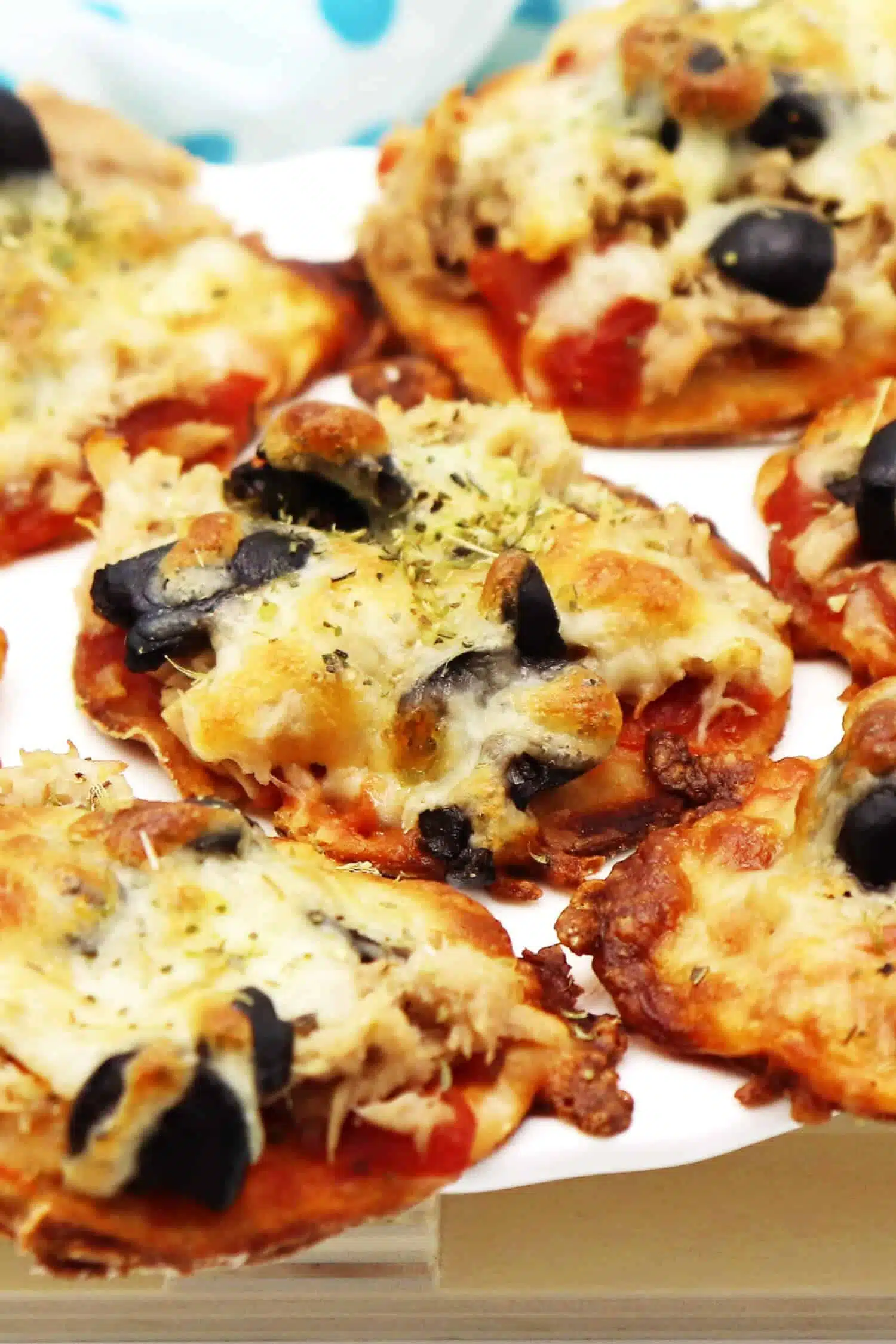 Low Carb Mini Pizza mit Thunfisch und Oliven aus einem Quark-Öl-Teig ohne Kohlenhydrate backen