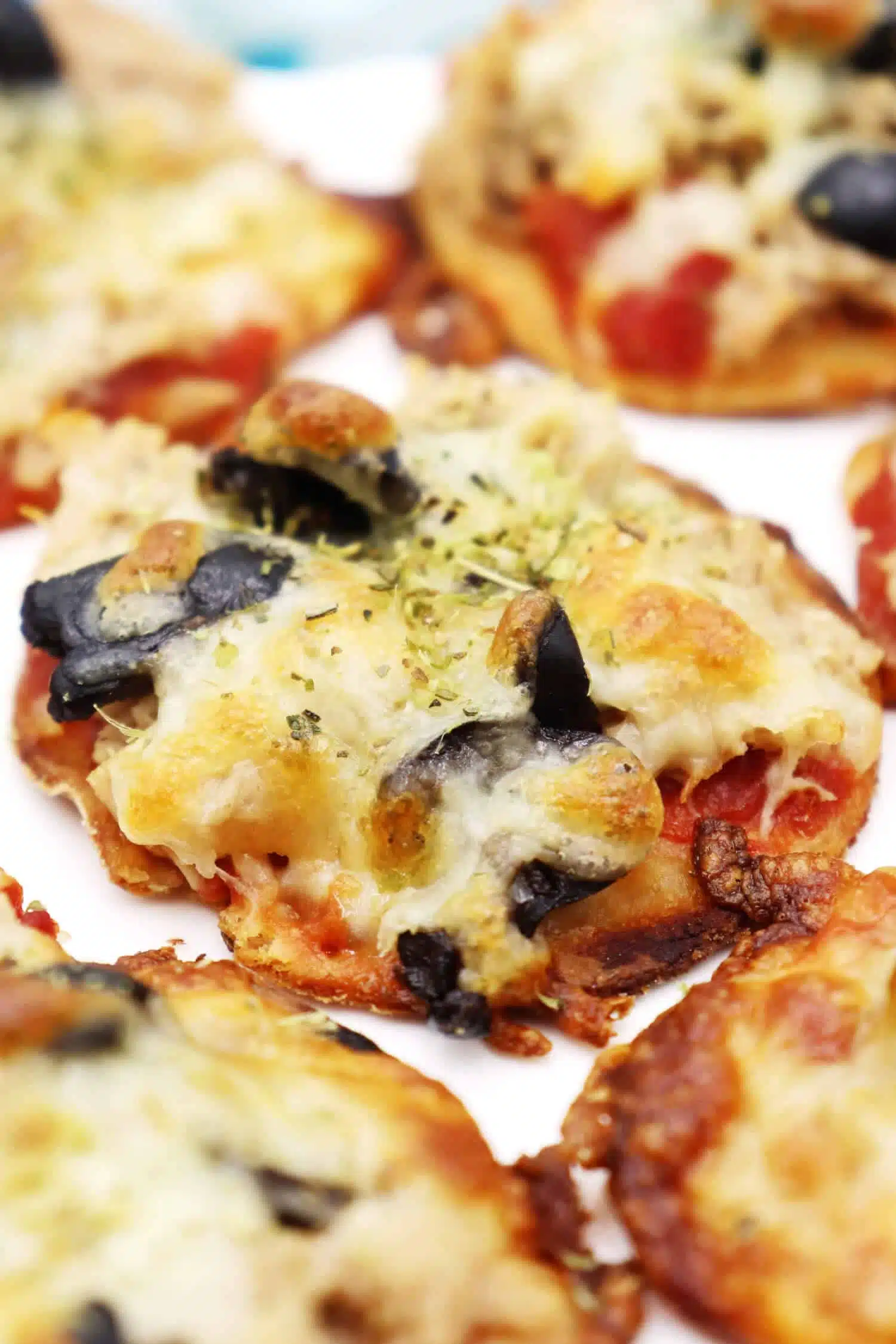 Low Carb Mini Pizzen mit Thunfisch und Oliven aus einem Quark-Öl-Teig ohne Kohlenhydrate backen