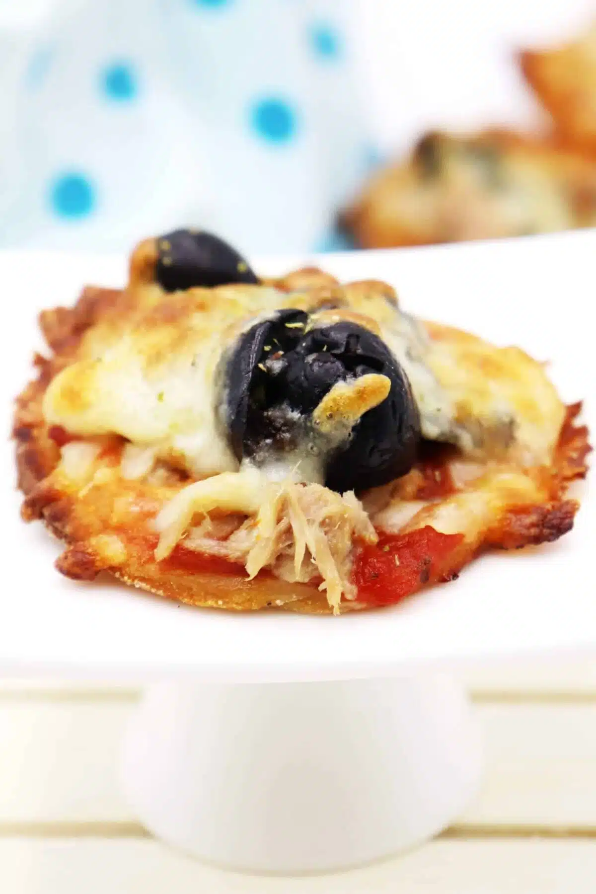 Low Carb Pizza ohne Kohlenhydrate mit Thunfisch und Oliven aus einem Quark-Öl-Teig ohne Kohlenhydrate backen