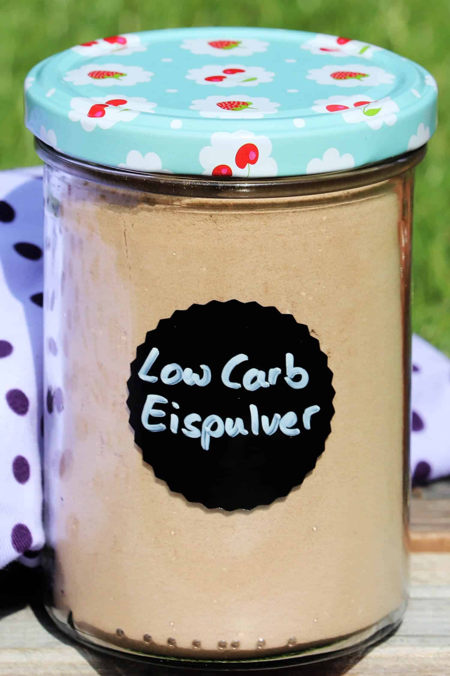 Mit diesem Low Carb Eispulver Rezept kannst du ein super schnelles Low Carb Schokoeis ganz einfach selber machen