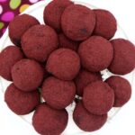 Diese süßen Low Carb Frischkäse Pralinen werden aus der einfachen Kombination von Beeren, Frischkäse, Mandeln und Aronia Pulver hergestellt.