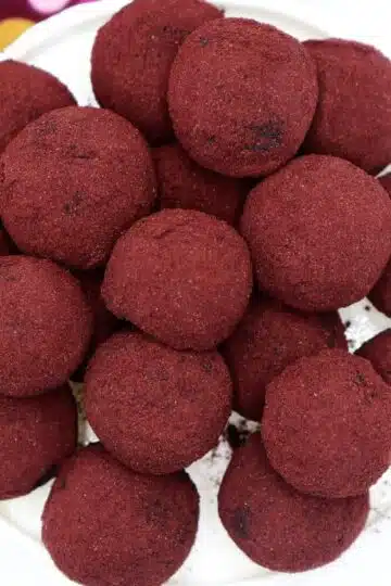 Diese süßen Low Carb Frischkäse Pralinen werden aus der einfachen Kombination von Beeren, Frischkäse, Mandeln und Aronia Pulver hergestellt.