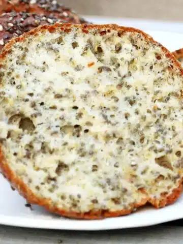 Rezept für glutenfreie Low Carb Brötchen mit Chia-Samen und Frischkäse.