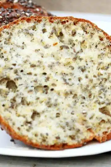 Rezept für glutenfreie Low Carb Brötchen mit Chia-Samen und Frischkäse.