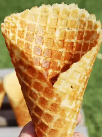 Du wolltest dein selbstgemachtes Low Carb Eis schon immer wie aus der Eisdiele genießen? Mit diesem Rezept für knusprige und glutenfreie Low Carb Eiswaffeln ist das ab sofort möglich.