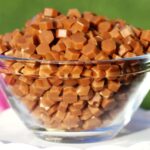 Mit diesen selbstgemachten Low Carb Karamell-Drops verleihst du deinem Low Carb Gebäck, deinen Eis-Kreationen, zuckerfreien Cupcakes, Torten, Kuchen etc. das gewisse Etwas.