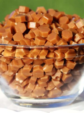 Mit diesen selbstgemachten Low Carb Karamell-Drops verleihst du deinem Low Carb Gebäck, deinen Eis-Kreationen, zuckerfreien Cupcakes, Torten, Kuchen etc. das gewisse Etwas.