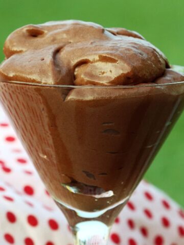 Diese Low Carb Mousse au Chocolat ist ein wahrgewordener Traum aus Schokolade: Super cremig, super locker und super schokoladig!