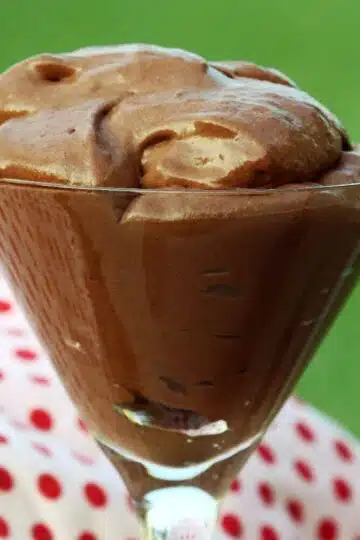 Diese Low Carb Mousse au Chocolat ist ein wahrgewordener Traum aus Schokolade: Super cremig, super locker und super schokoladig!