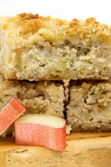 Dieser Low Carb Streuselkuchen mit Rhabarber ist so köstlich, dass ich mit dem Schwärmen gar nicht mehr aufhören kann. Ein lockerer Low Carb Kuchenboden getoppt von einer dünnen Schicht aus Frischkäse, reichlich Rhabarber und köstlich-buttrigen Low Carb Streuseln.