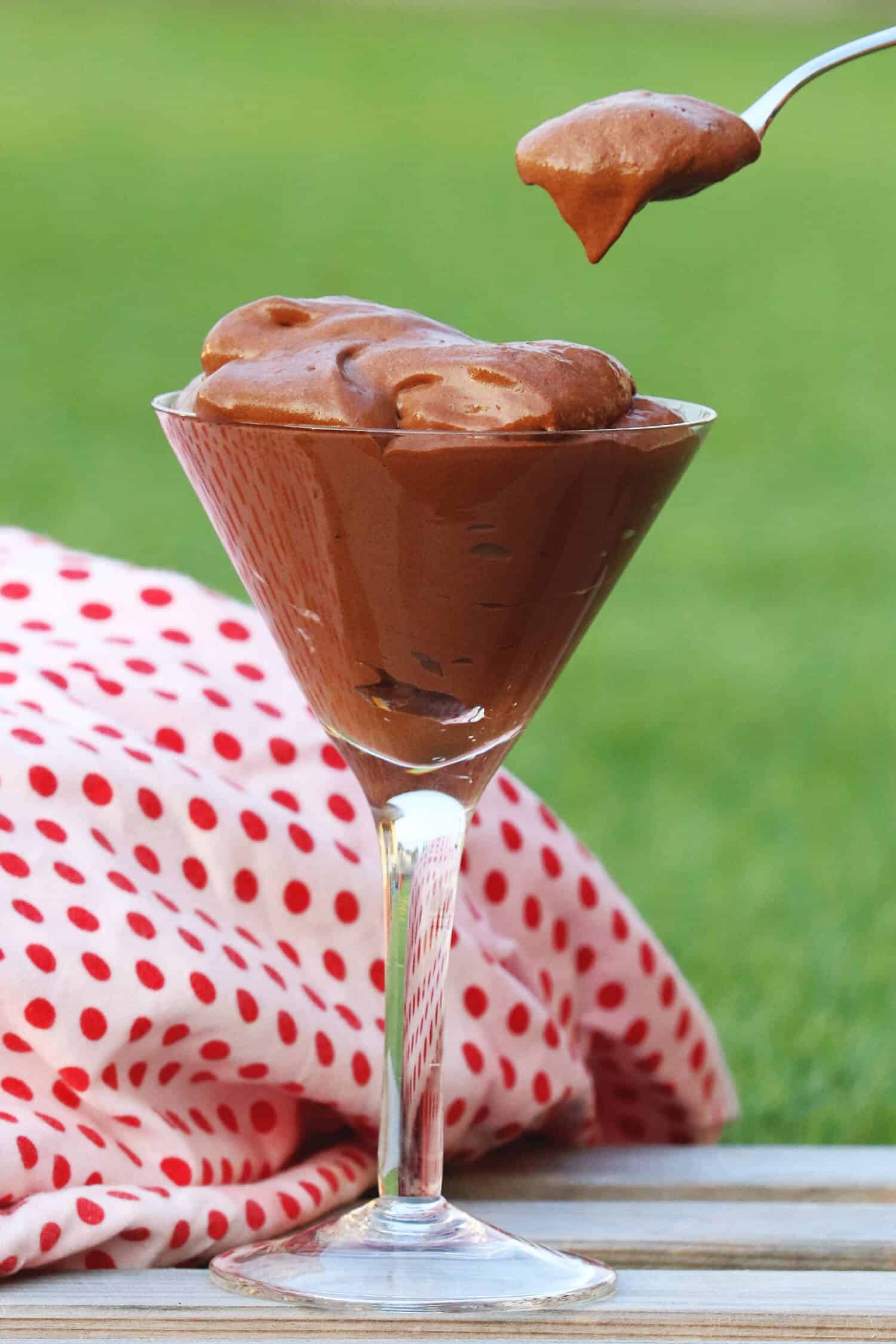 Diese Low Carb Mousse au Chocolat ist ein wahrgewordener Traum aus Schokolade: Super cremig, super locker und super schokoladig!