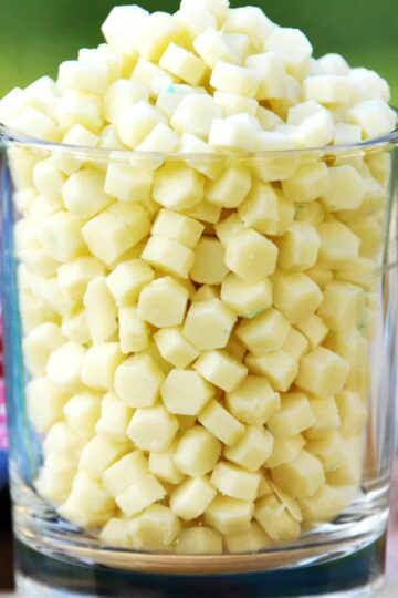 Weiße Schokodrops mit Erythrit selbst machen.