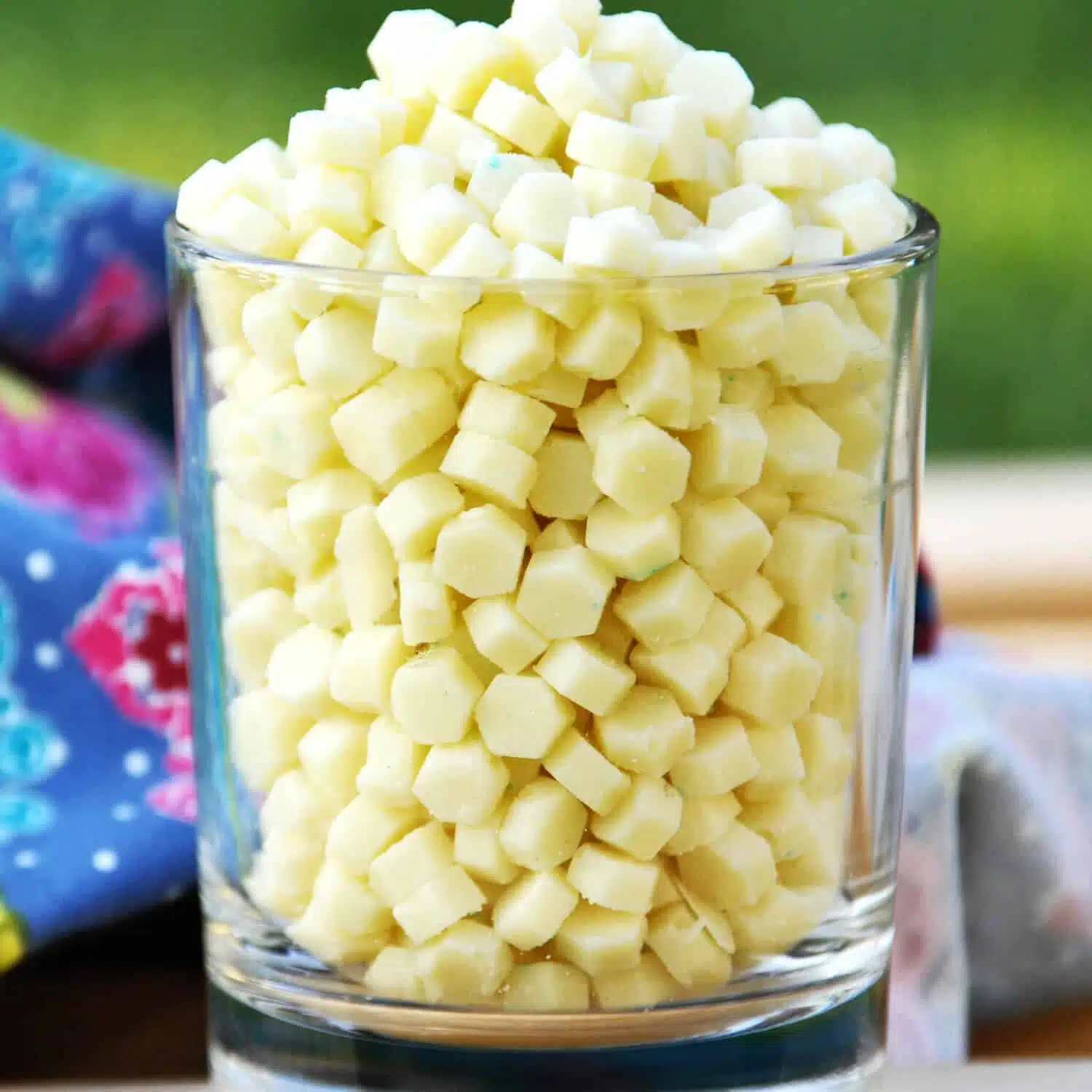 Weiße Schokodrops mit Erythrit selbst machen.