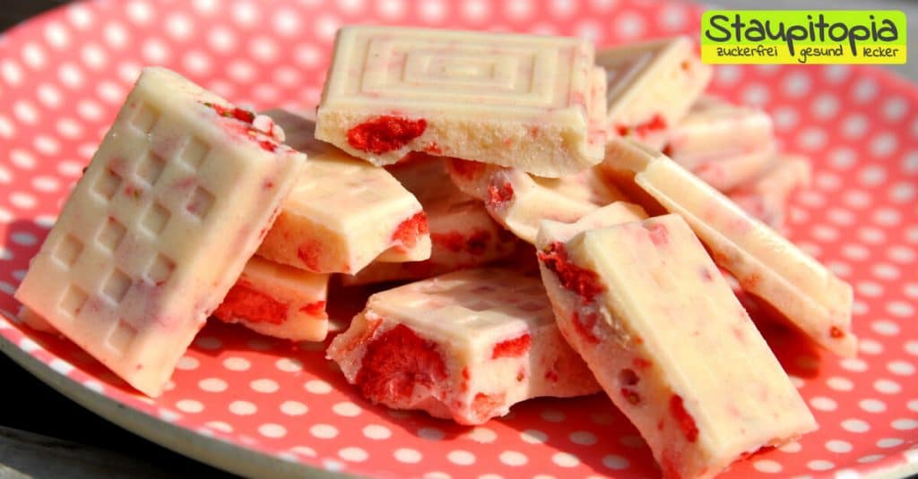 wei-e-schokolade-ohne-zucker-mit-erdbeeren-staupitopia-zuckerfrei