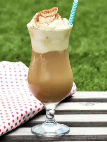 Rezept für einen Low Carb Eiskaffee ohne Zucker, der sich schnell und einfach selber machen lässt.