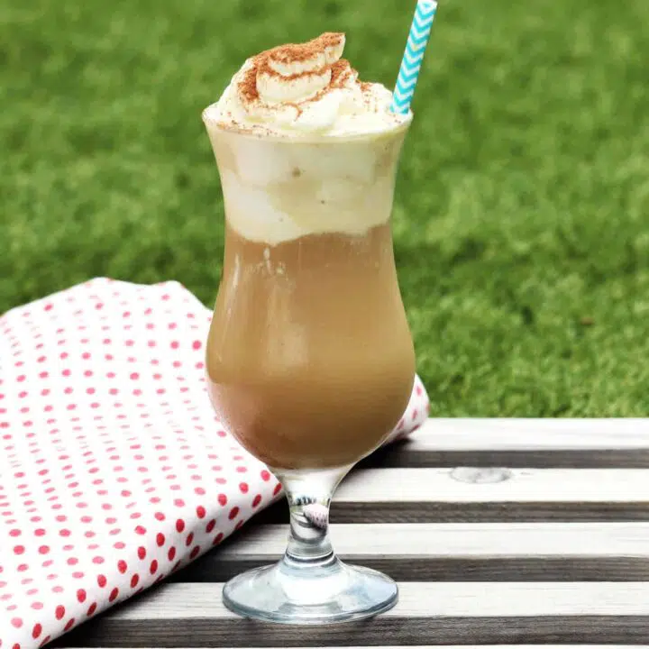 Rezept für einen Low Carb Eiskaffee ohne Zucker, der sich schnell und einfach selber machen lässt.
