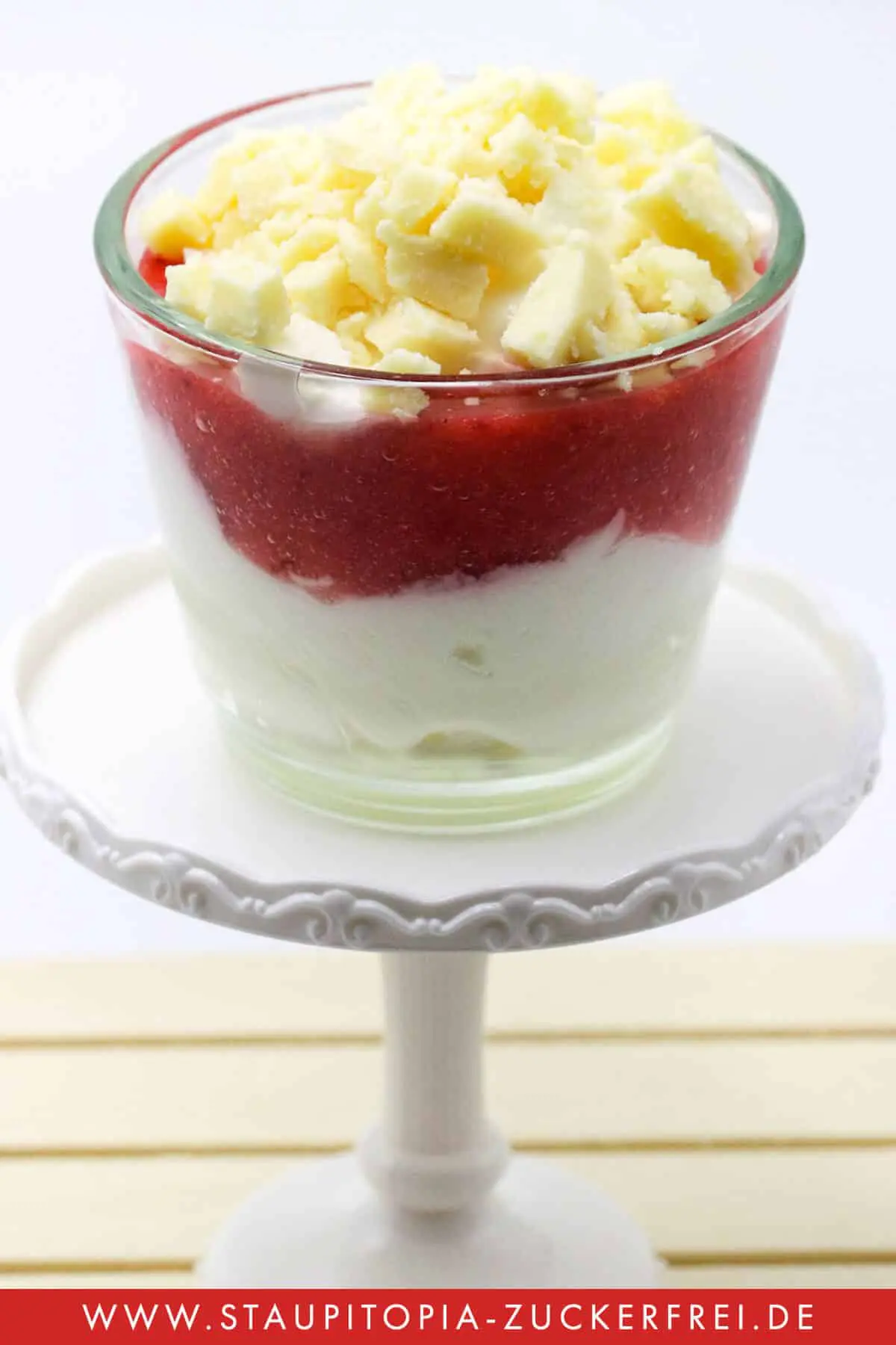 Low Carb Dessert im Glas mit Erdbeeren und Mascarpone