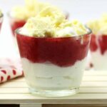 Schnelles Low Carb Dessert mit Erdbeeren im Glas