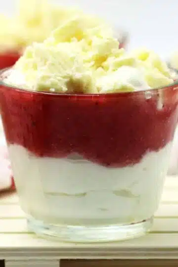 Schnelles Low Carb Dessert mit Erdbeeren im Glas