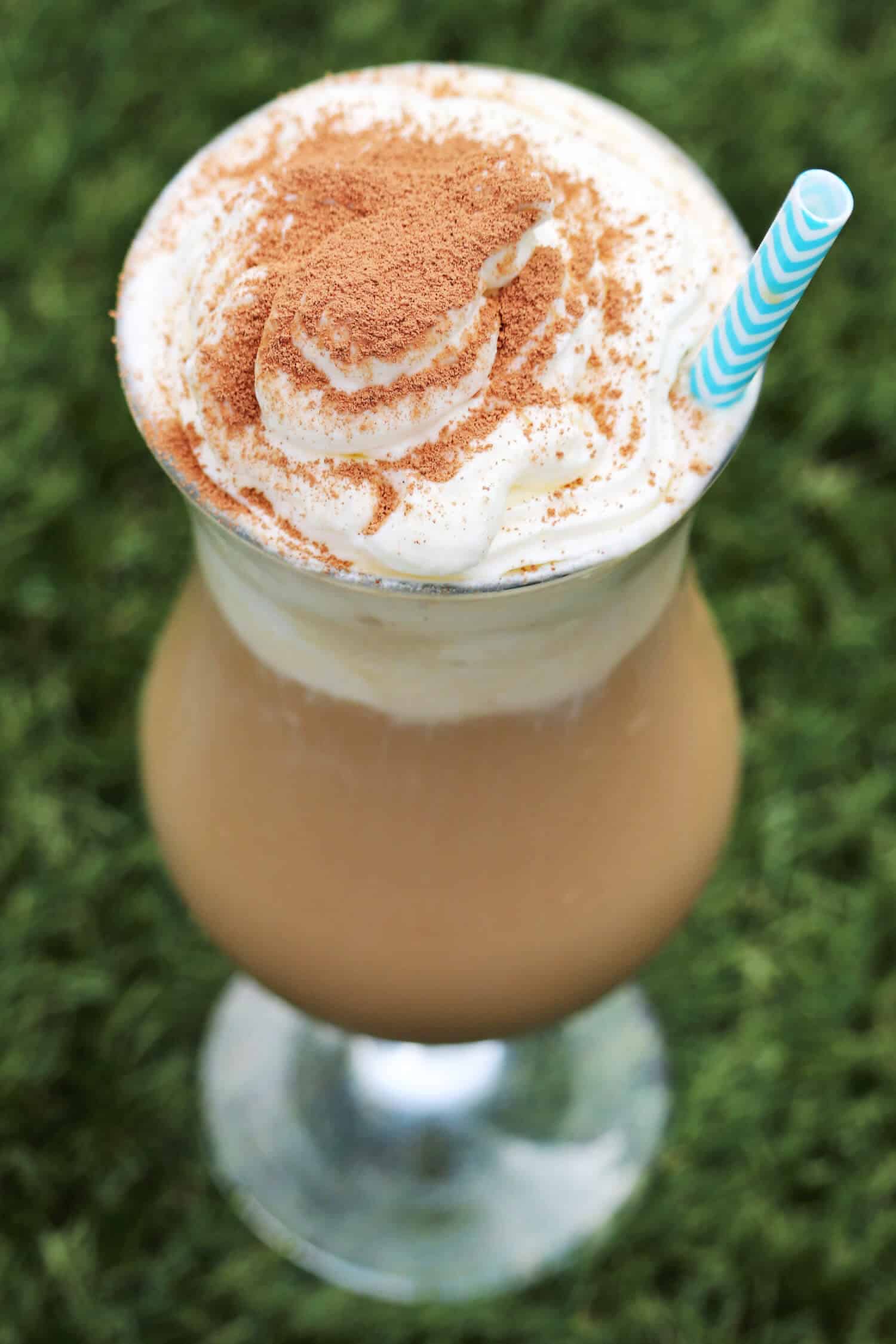 Rezept für einen Low Carb Eiskaffee ohne Zucker, der sich schnell und einfach selber machen lässt.