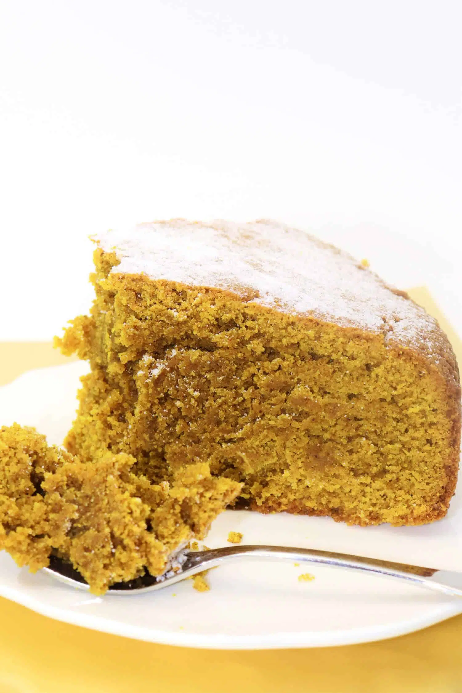 Goldener Kuchen mit Kurkuma, Ingwer und Zimt