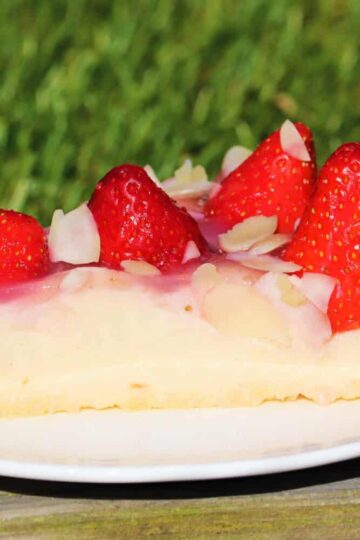 Low Carb Erdbeerkuchen Rezept mit Mandelmehl und Erythrit