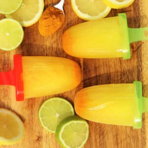 Ingwerwasser-Eis mit Zitrone und Kurkuma