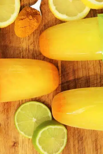 Ingwerwasser-Eis mit Zitrone und Kurkuma