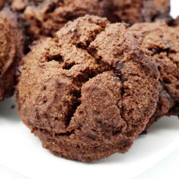 Weiche Schoko Cookies ohne Zucker und Mehl