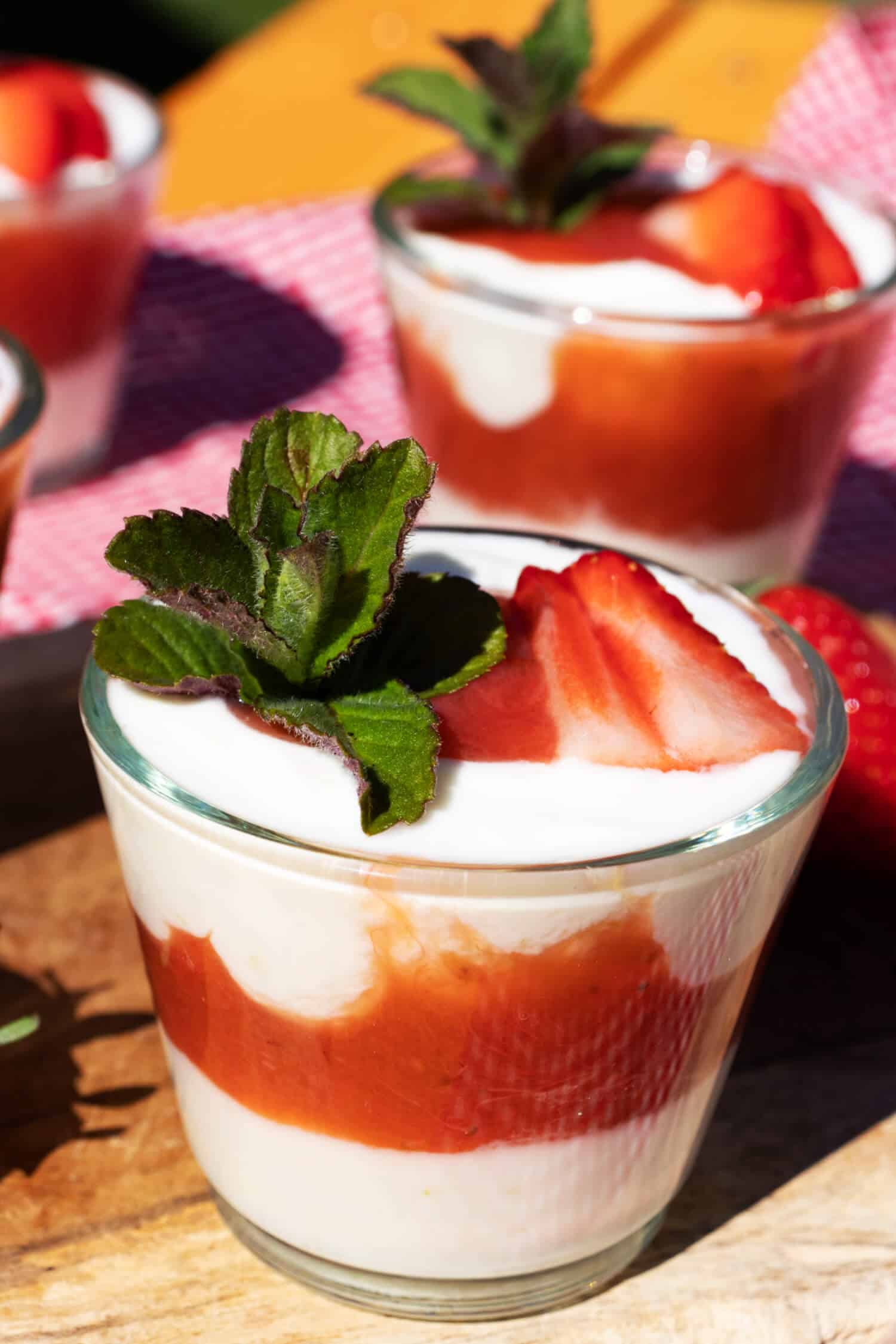 Low Carb Dessert im Glas mit Erdbeeren