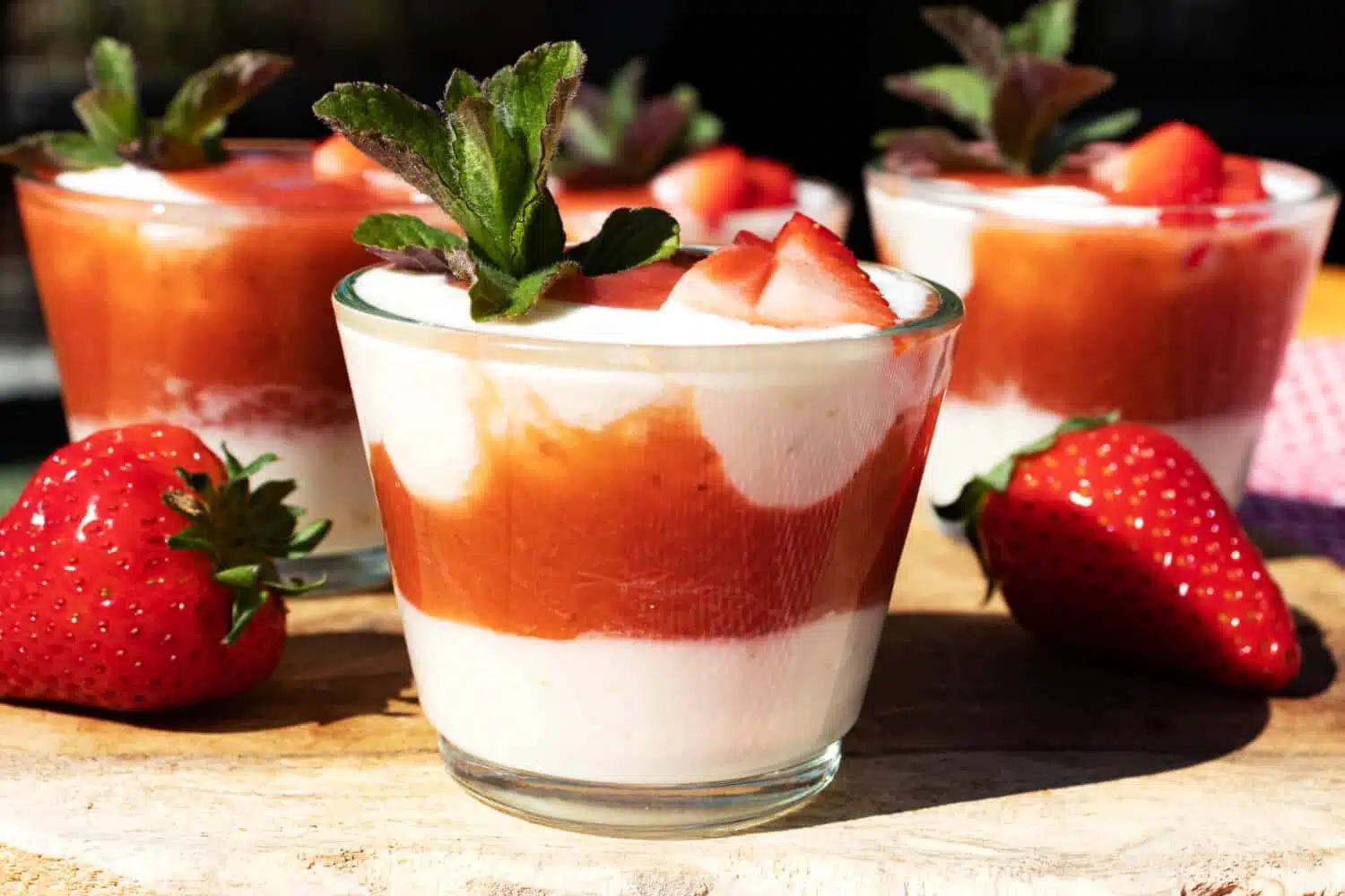 Erdbeer Rhabarber Joghurt Dessert im Glas Rezept
