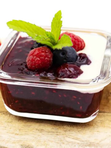 Rote Grütze mit Vanillesoße Rezept