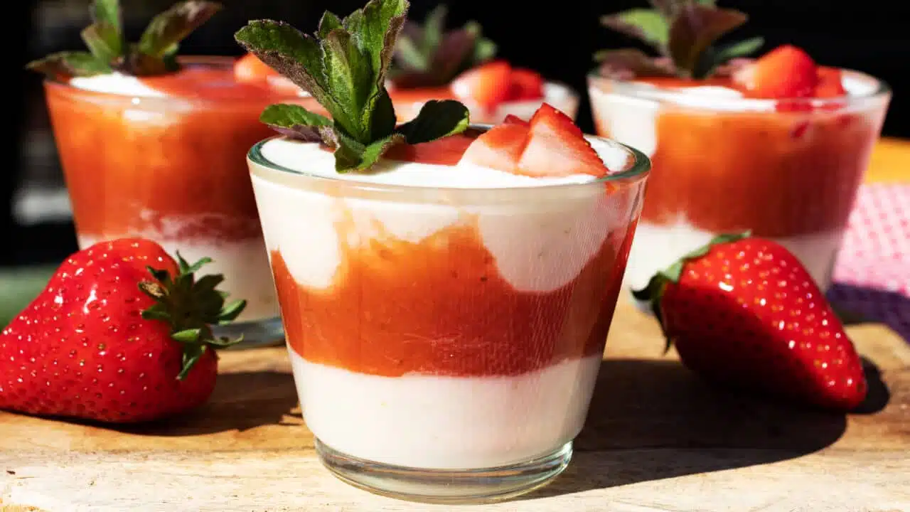 Erdbeer Rhabarber Dessert im Glas
