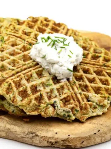 Rezept für herzhafte Zucchini Waffeln ohne Mehl