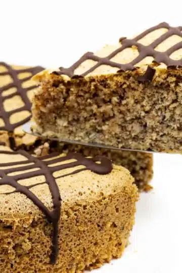 Saftiger Nusskuchen ohne Mehl und Zucker Rezept