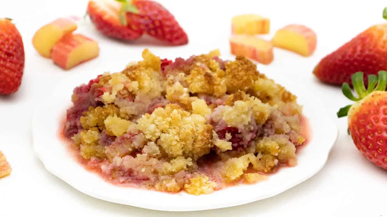 Erdbeer Rhabarber Crumble ohne Zucker Rezept Low Carb
