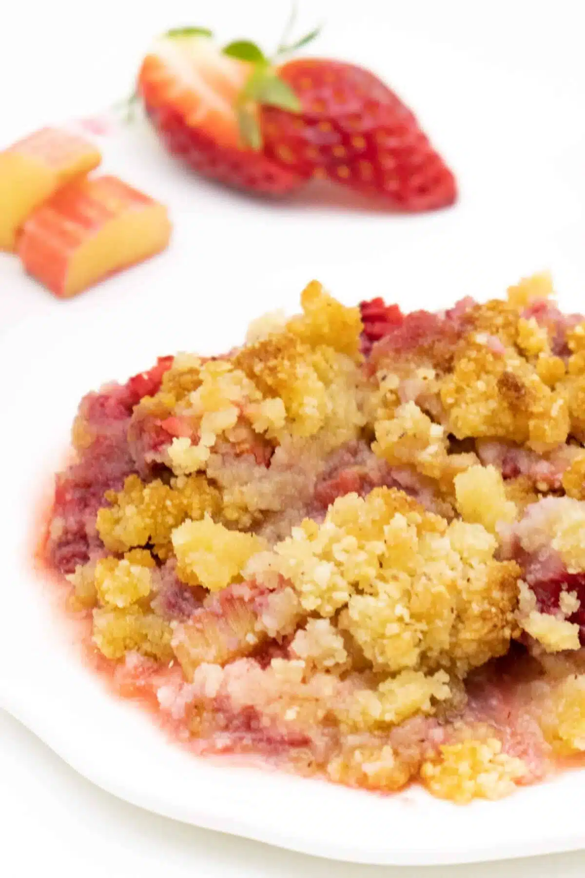 Low Carb Erdbeer Rhabarber Crumble mit Mandeln Rezept