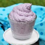 Frosting ohne Zucker mit Frischkäse und Blaubeeren Rezept