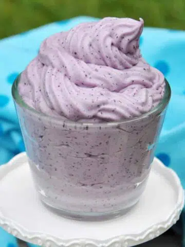 Frosting ohne Zucker mit Frischkäse und Blaubeeren Rezept