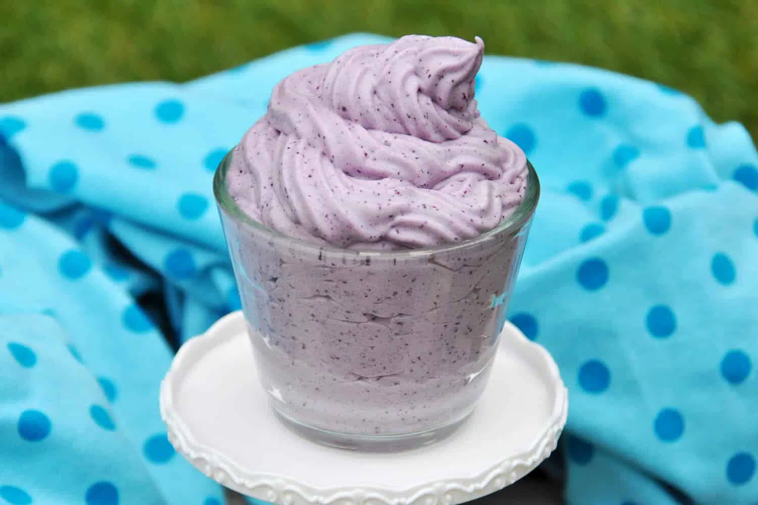 Frosting ohne Zucker mit Frischkäse und Blaubeeren Rezept