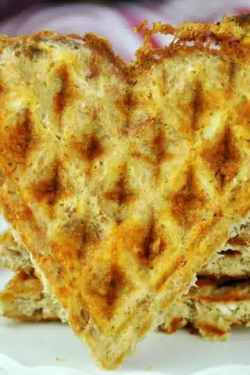 Herzhafte Low Carb Waffeln mit Thunfisch und Feta Rezept