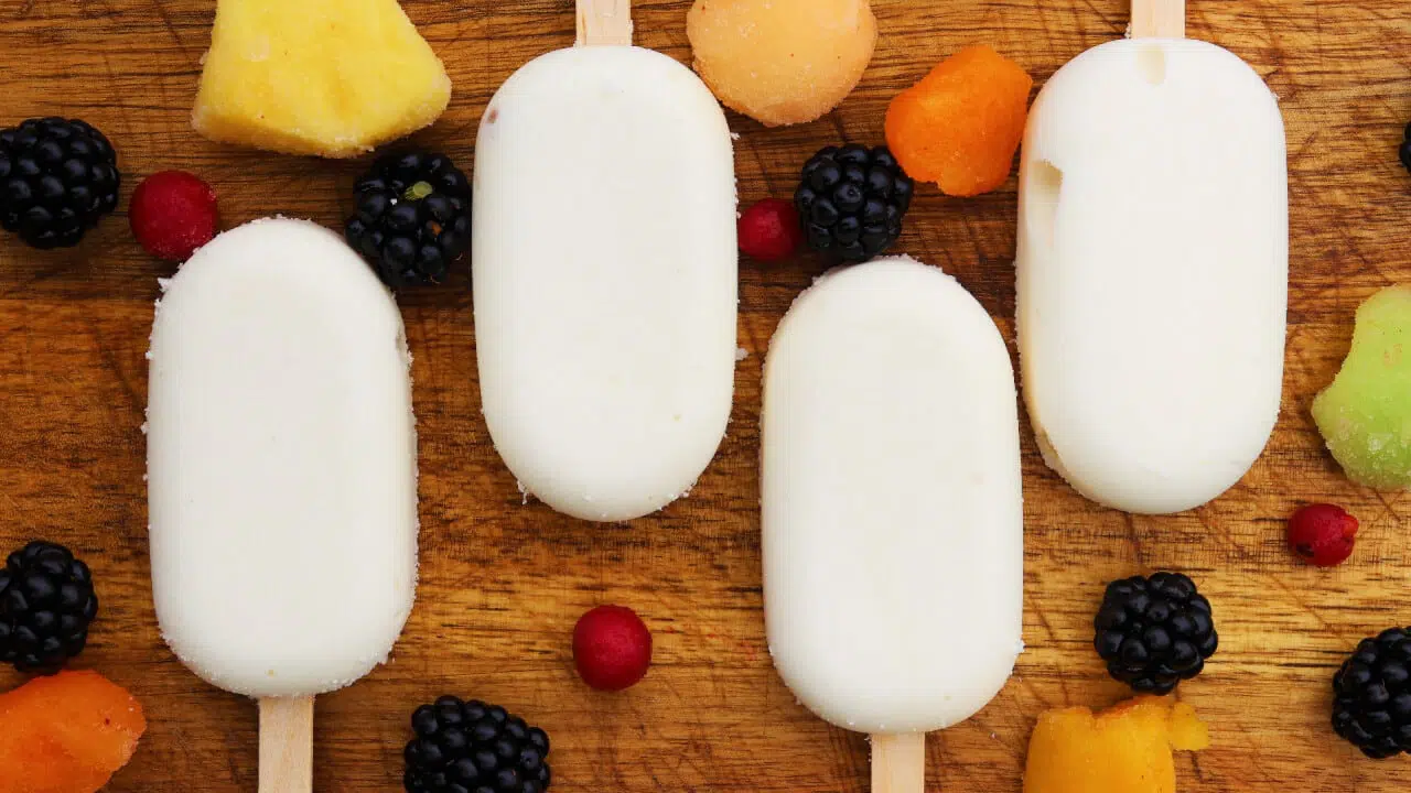 Joghurt Eis selber machen ohne Zucker mit und ohne Eismaschine