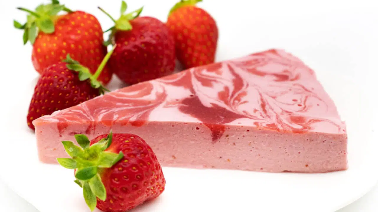 Low Carb Erdbeer Käsekuchen ohne Zucker und ohne Backen