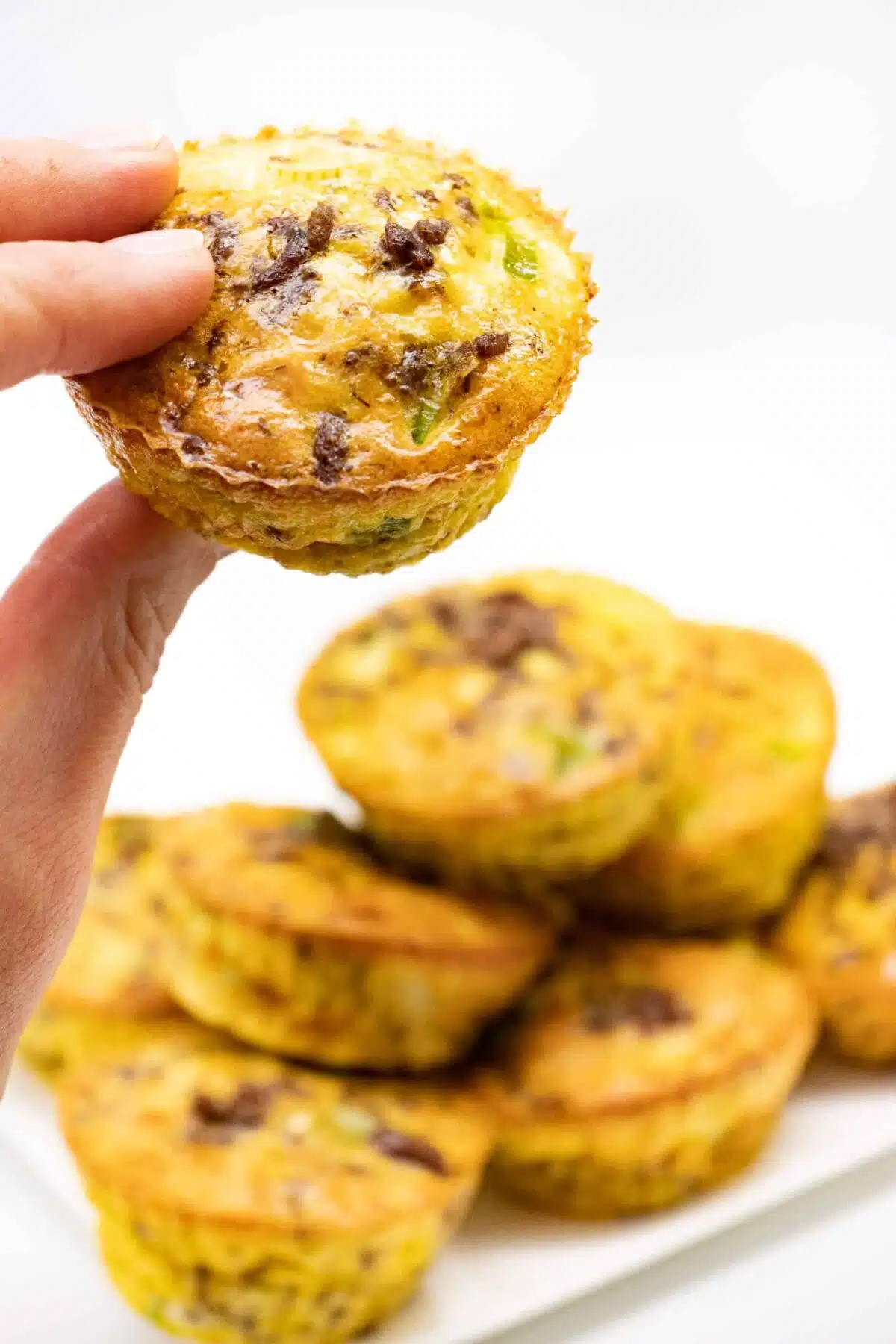 Keto Eiermuffins mit Käse und Hackfleisch